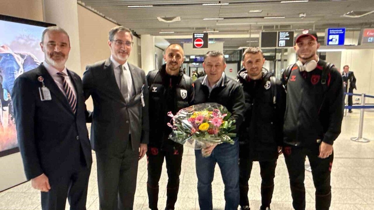 Samsunspor Almanya'da çiçeklerle karşılandı