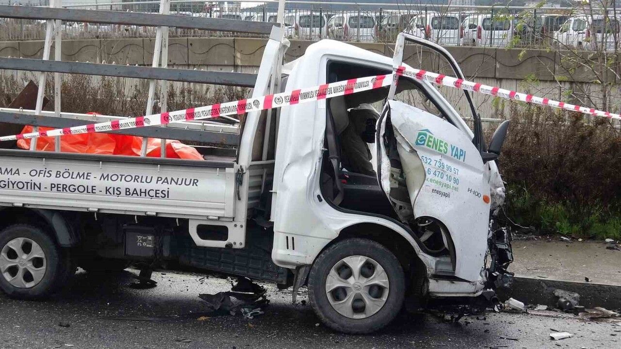 Sancaktepe'de Kamyonet-Hafriyat Kamyonu Çarpıştı: Sürücü Hayatını Kaybetti