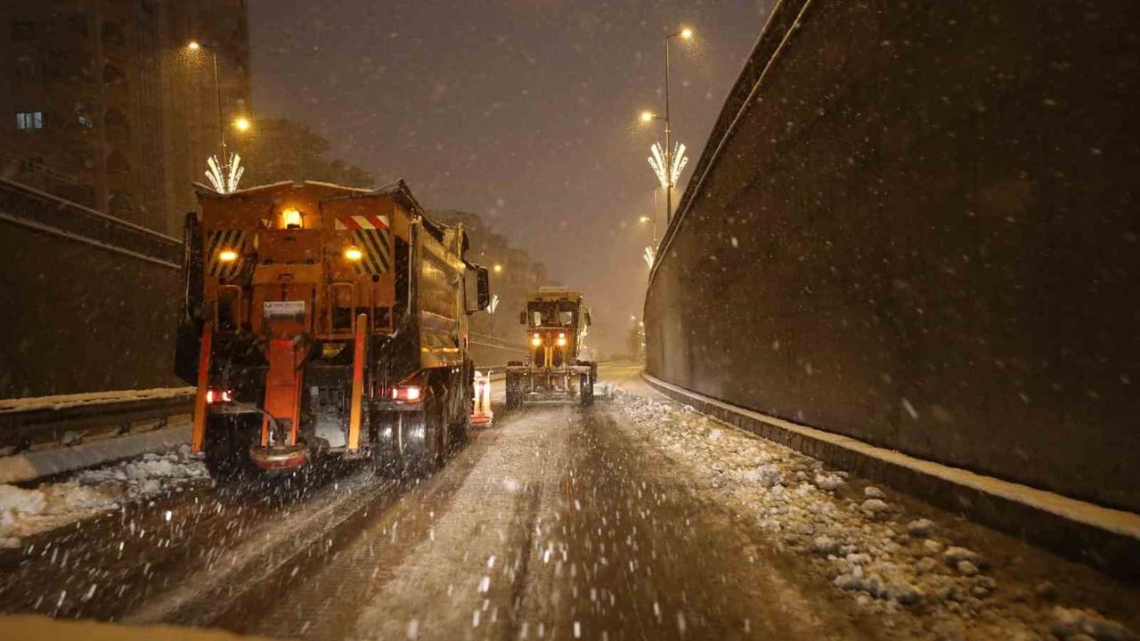 Şanlıurfa Büyükşehir Belediyesi'nden Yoğun Kar Mesaisi: Karla Mücadele 04.00'te Başladı