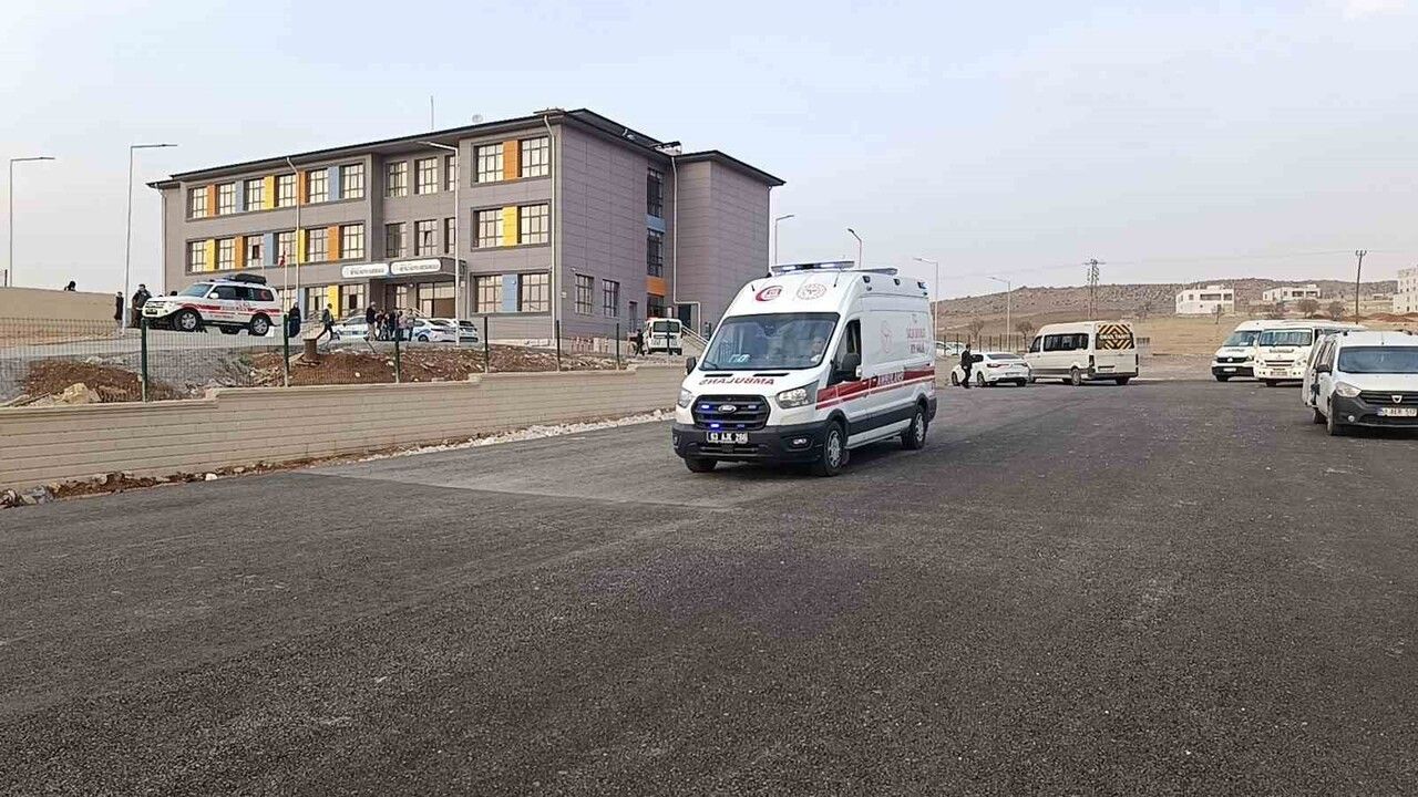 Şanlıurfa'da 25 Öğrenci Gıda Zehirlenmesi Şüphesiyle Hastaneye Kaldırıldı