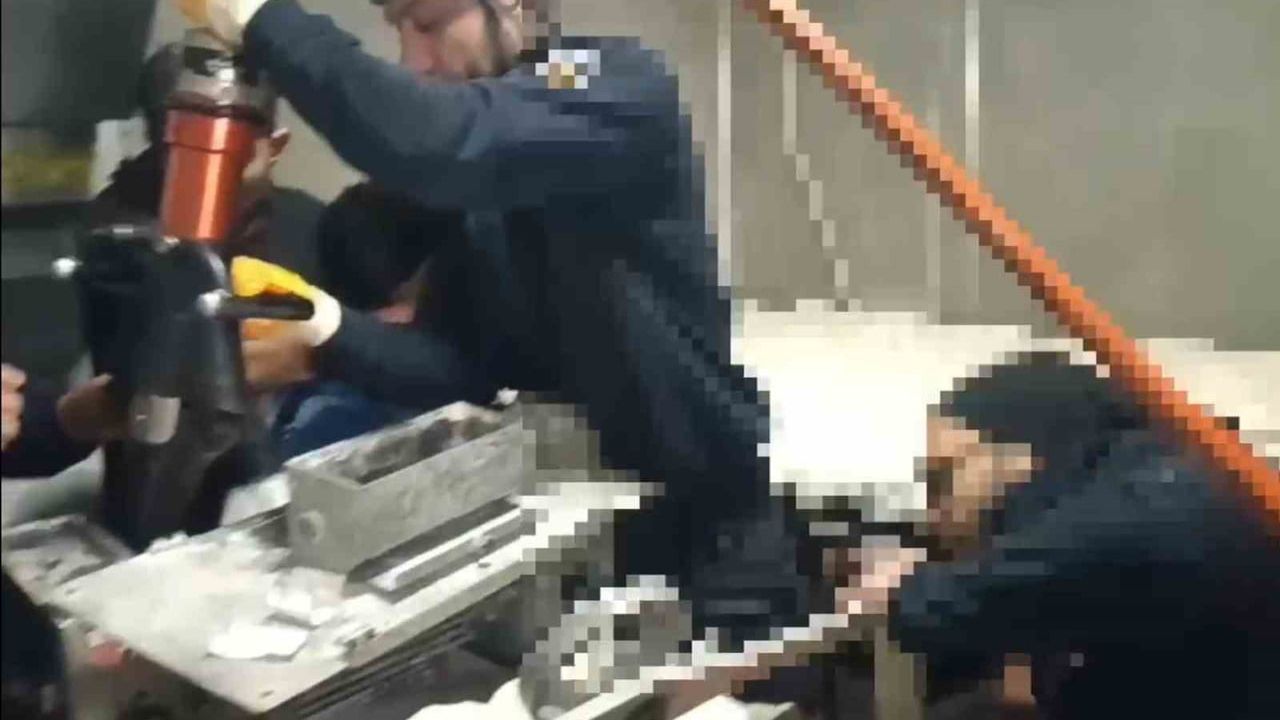 Şanlıurfa'da Hamur Makinesine Sıkışan 13 Yaşındaki Çocuk İtfaiye ile Kurtarıldı