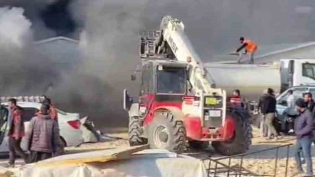 Şanlıurfa'da İnşaat Şantiyesinde Yangın: 4 Araç Kullanılamaz Hale Geldi