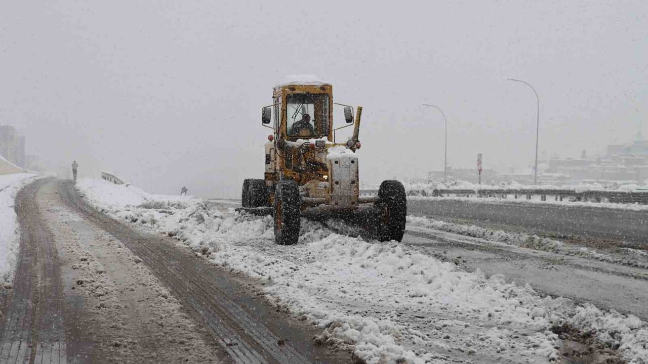 Şanlıurfa'da Karla Mücadele: Büyükşehir Belediyesi 235 Ekip, 298 Araçla Sahada