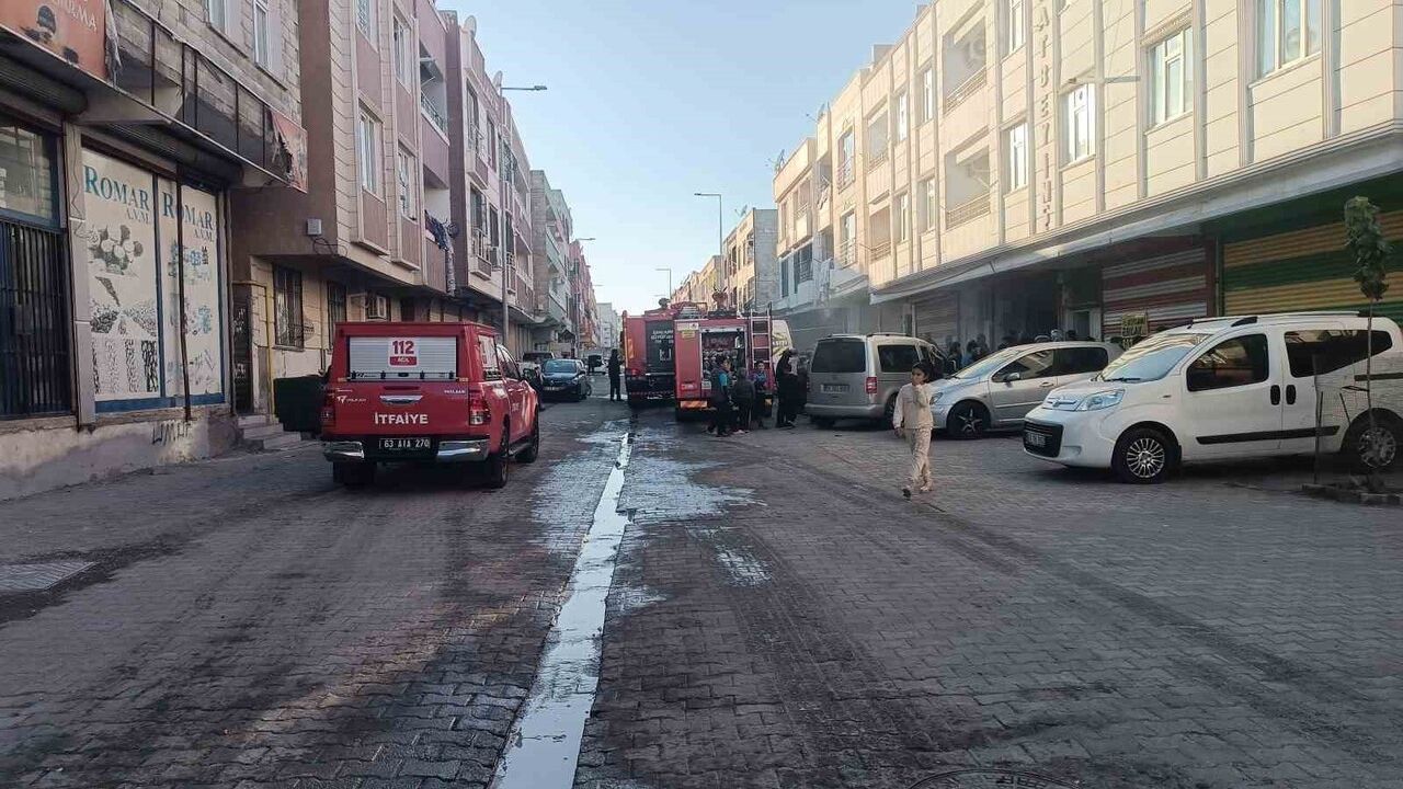 Şanlıurfa'da Mobilya Dükkanında Talaş Yangını Söndürüldü