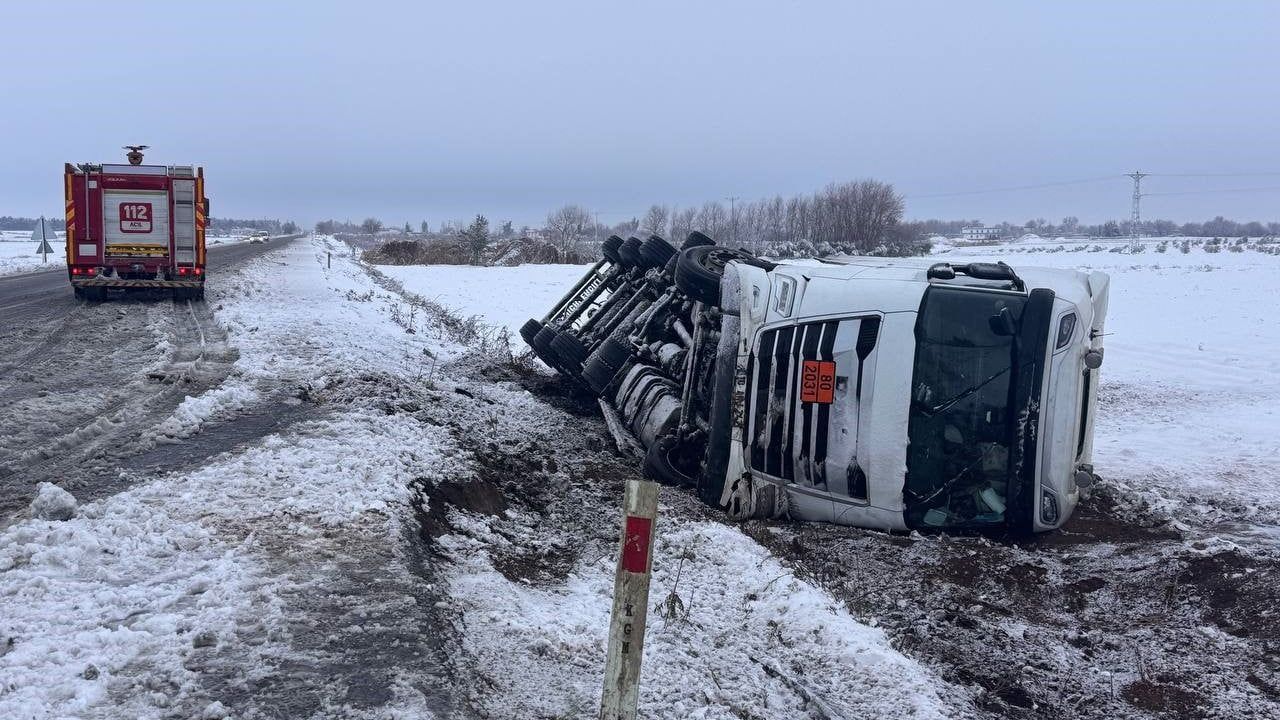 Şanlıurfa'da Sülfürik Asit Yüklü Tanker Devrildi: 1 Yaralı