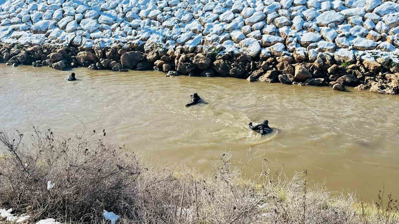Şanlıurfa'da Tahliye Kanalına Devrilen Otomobil: Kayıp Sürücü İçin Arama Sürüyor