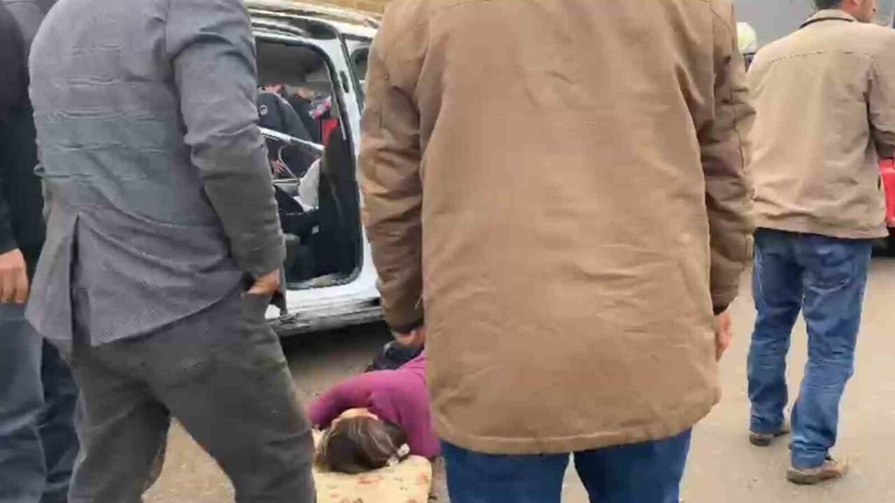 Şanlıurfa Suruç'ta kamyonet ile hafif ticari araç çarpıştı — 2'si çocuk 4 yaralı