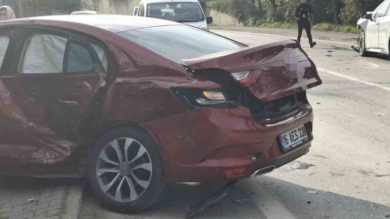 Sapanca'da Trafik Kazası: İki Otomobil Çarpıştı, 5 Kişi Yaralandı