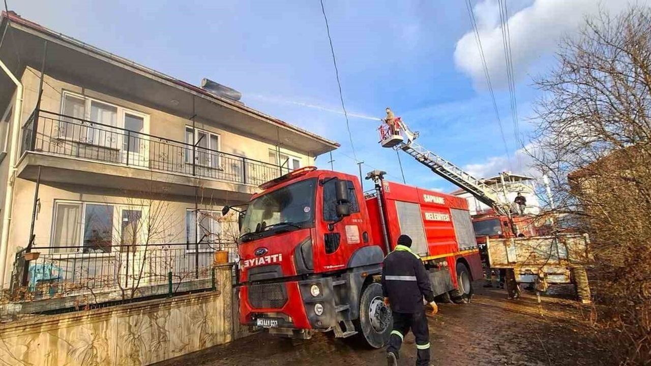 Şaphane'de Ev Yangını: Karamanca'da Çatı Hasar Gördü