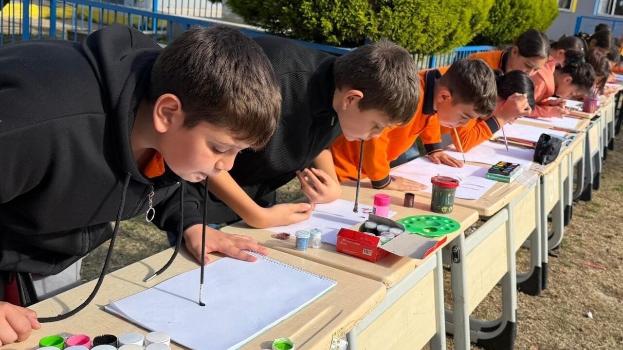 Sarıgöl'de Empati Etkinliği: Öğrenciler Ellerini Kullanmayıp Resim Yaptı