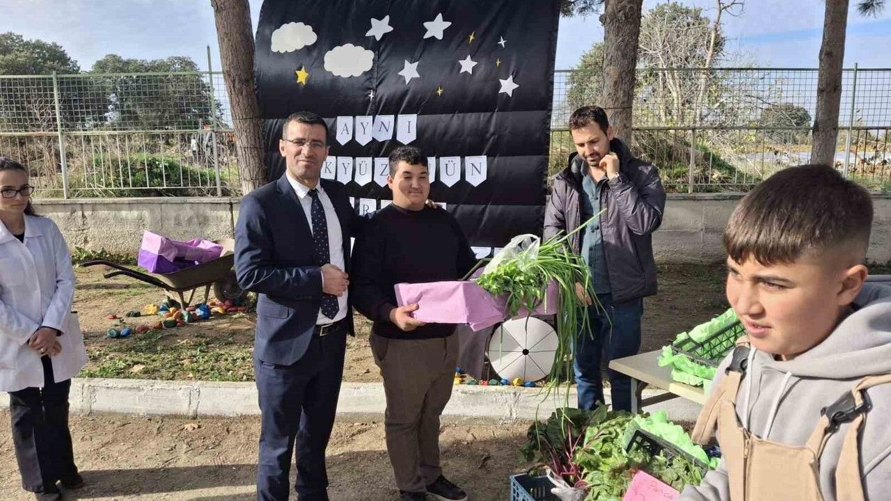 Sarıgöl'de Engelliler Günü: Protokol ve Özel Eğitim Öğrencileri Hasat Yapıp Pasta Kesti