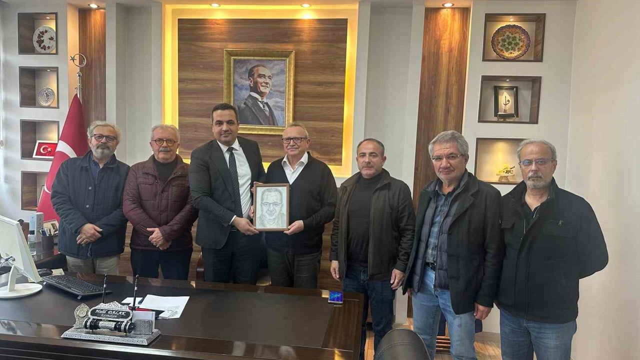 Sarıgöl'de Kaymakam Halil Dalak'ı Duygulandıran Kara Kalem Portre