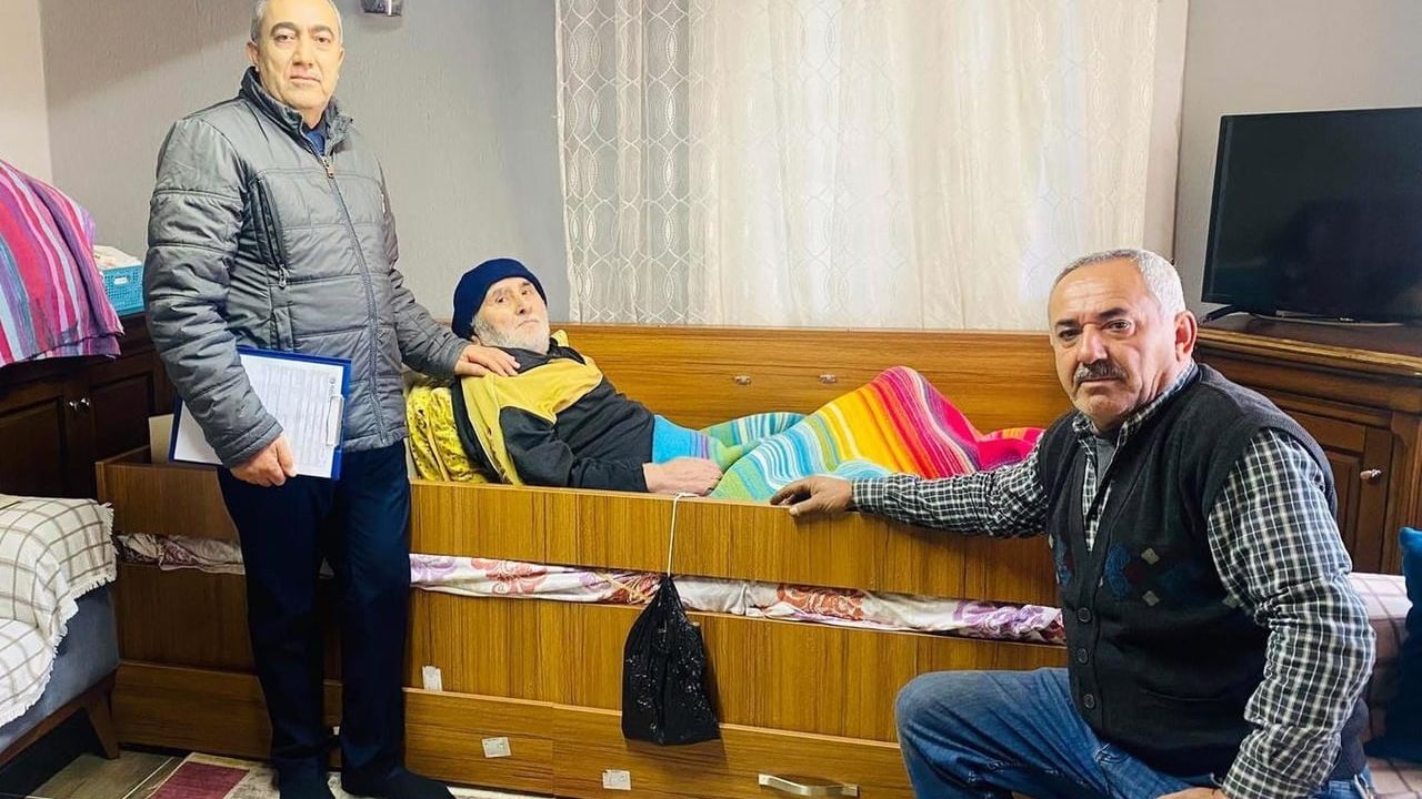 Sarıgöl'de Nüfus Müdürü İlvan Kırdağ Evde Hizmetle Takdir Topladı