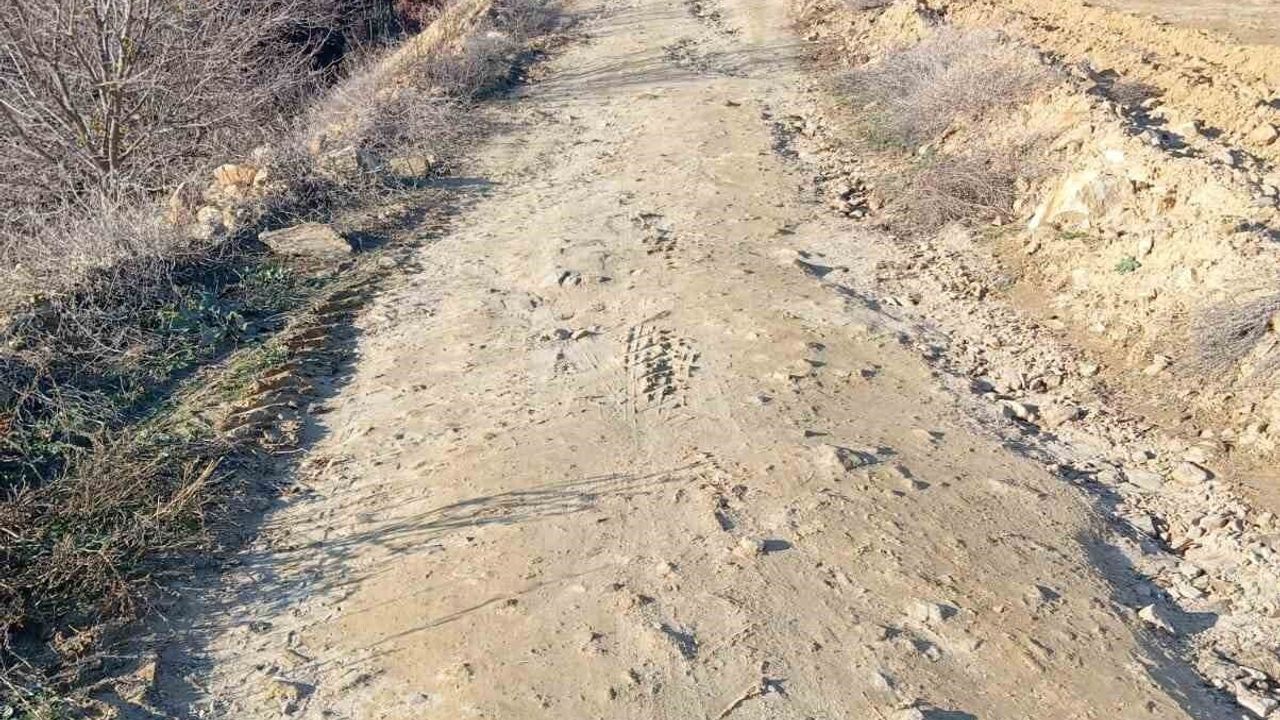 Sarıgöl Karacaali’de Valilik Yaptı, Belediye Söküp Gitti: Mezarlık Yolu Onarılmadı