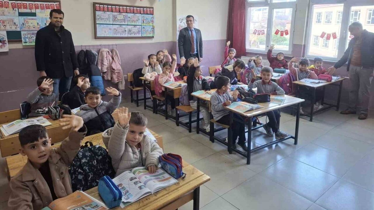 Sarıgöl Müdürü Cezmi Yıldırak Kızılçukur Ortaokulunu Ziyaret Etti