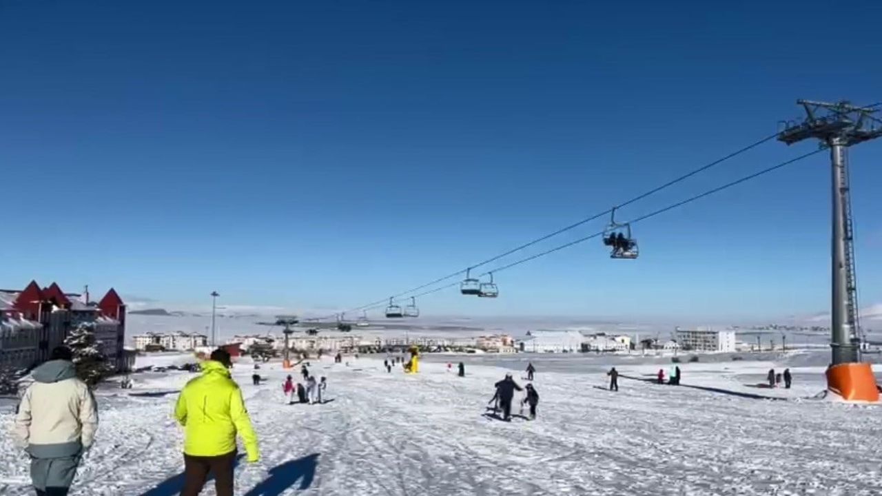 Sarıkamış Kayak Merkezi'nde Hafta Sonu Yoğunluğu