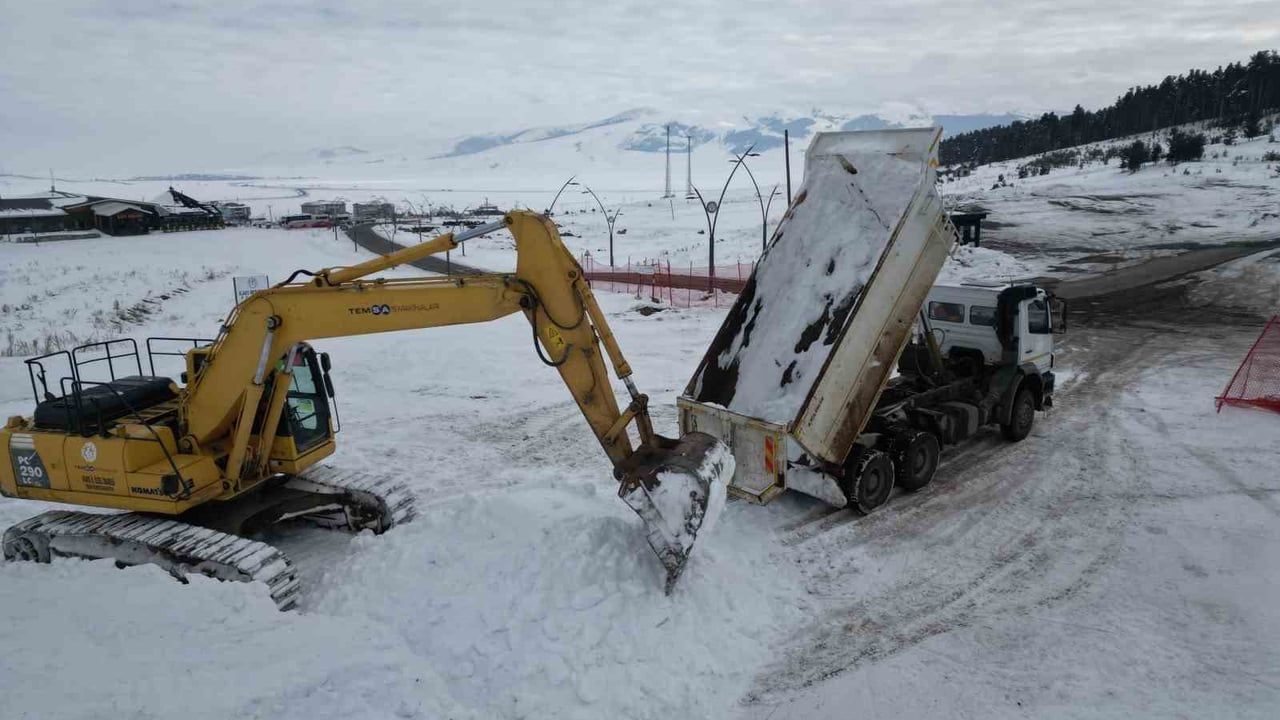 Sarıkamış'ta Kardan Heykeller İçin Yaklaşık 200 Kamyon Kar Taşınıyor