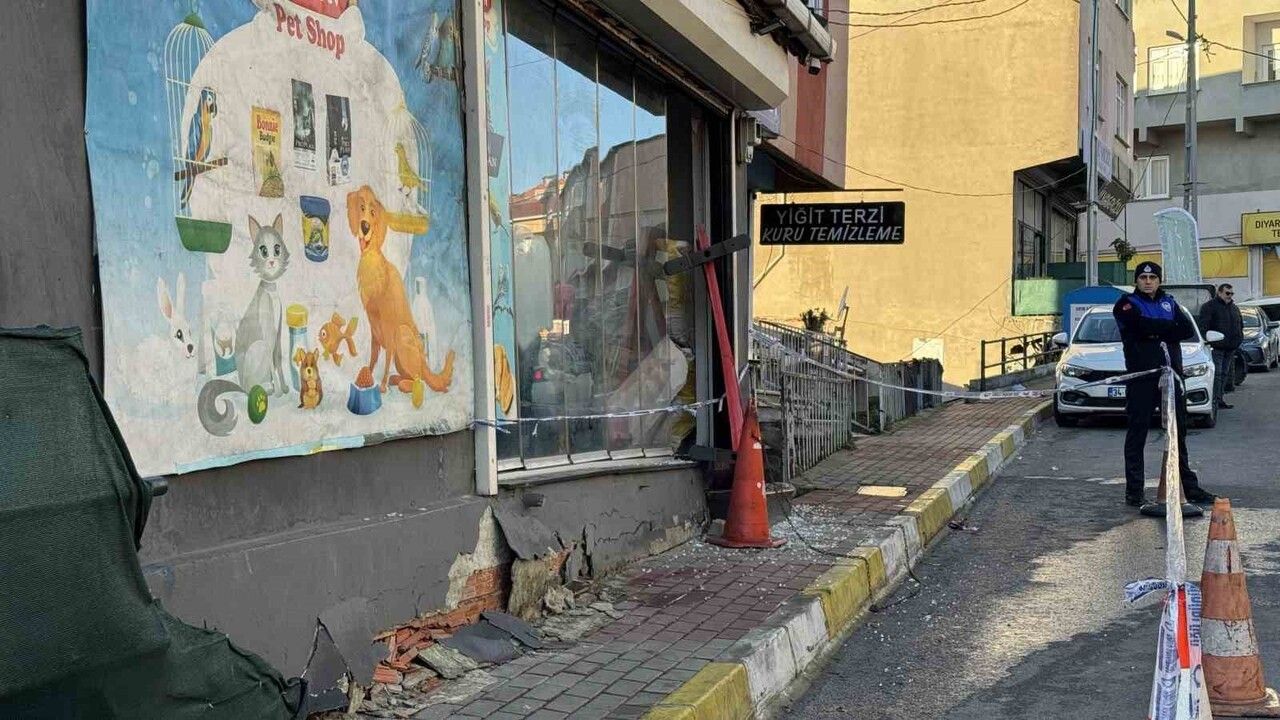 Sarıyer'de Çatlayan Bina Gecekondunun Üzerine Kaydı — Dron Görüntüleri