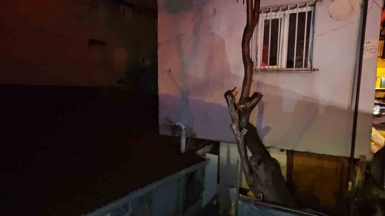 Sarıyer'de kayan üst kat gecekondunun çatısına yaslandı — Facianın eşiğinden dönüldü