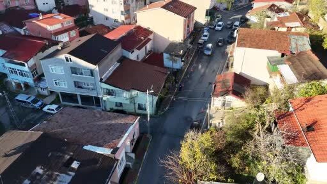Sarıyer'de Kayma: Üst Kat Gecekonduya Yaslandı — Drone Görüntüleri