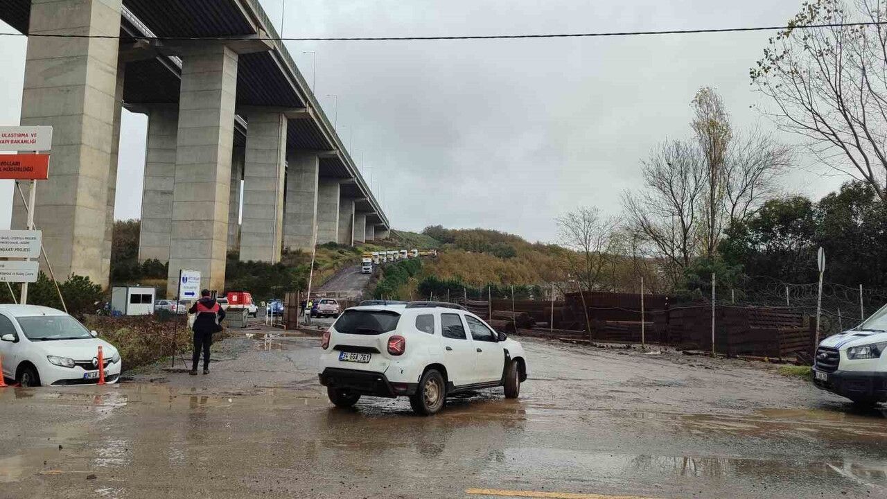Sarıyer'de Kilyos Tüneli İnşaatında Yol Çöktü: Araç Dereye Düştü, Restoran Sular Altında