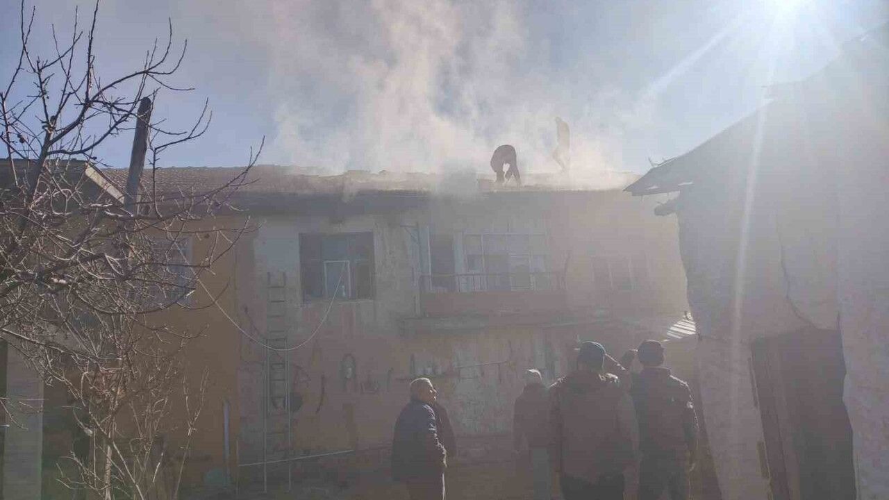 Şarkikaraağaç Salur Köyü'nde Ev Yangını: Mutfak ve Oda Kül Oldu