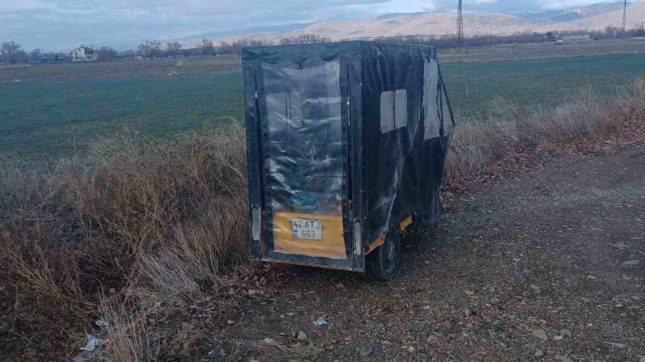 Şarkikaraağaç'ta Elektrikli Motosiklet Devrildi: 2 Kişi Hafif Yaralandı