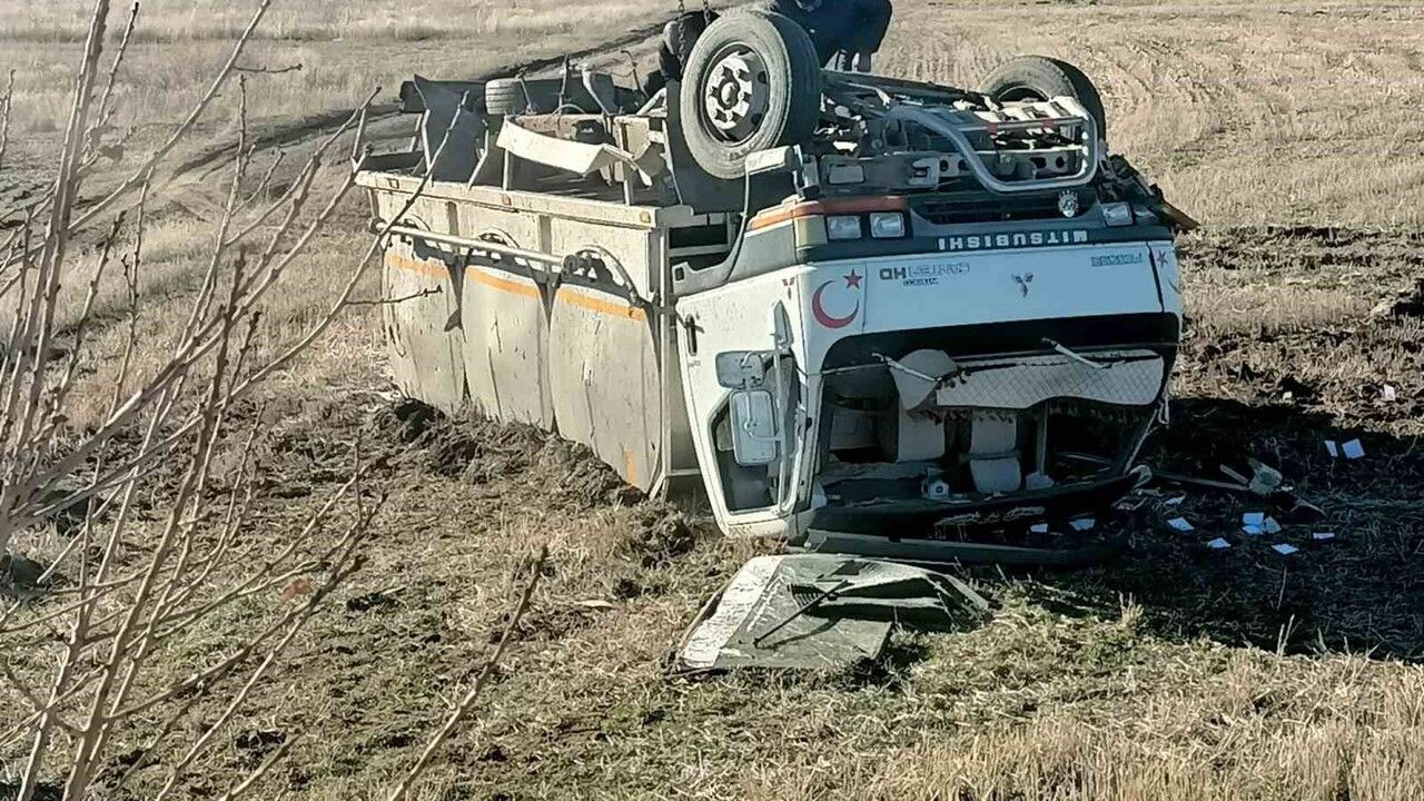 Şarkikaraağaç'ta Kontrolden Çıkan Kamyon Şarampole Devrildi: 1 Yaralı