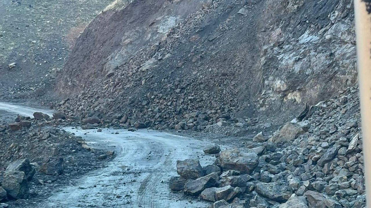 Sason'da heyelan: Köy yollarını kapatan kayalar kaldırıldı