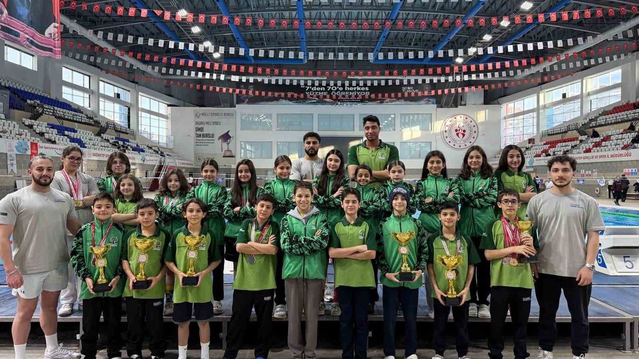 Şehitkamil Belediyesi Kurtuluş Kupası'nda Yüzmede Zirveye Çıktı