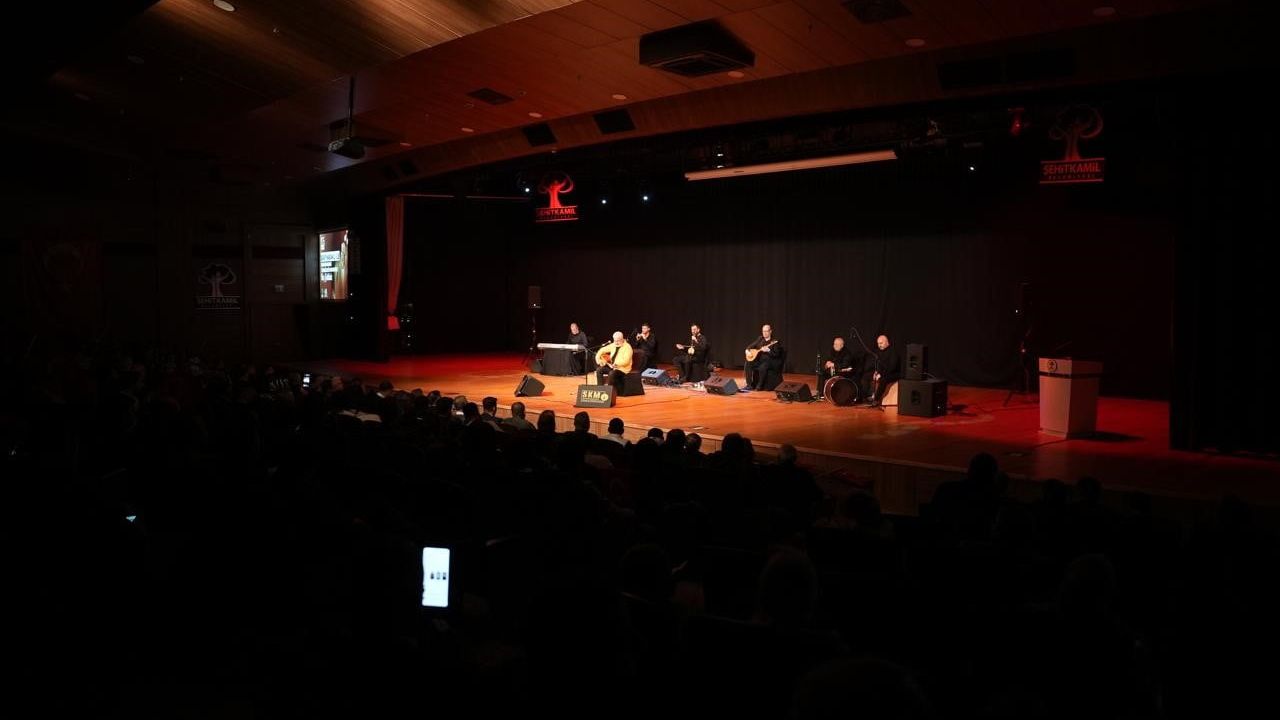 Şehitkamil'de 25 Aralık Coşkusu: Esat Kabaklı ile Kahramanlık Türküleri