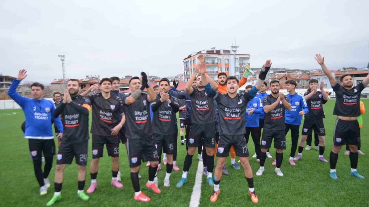 Selendi Belediyespor namağlup liderliğe yükseldi