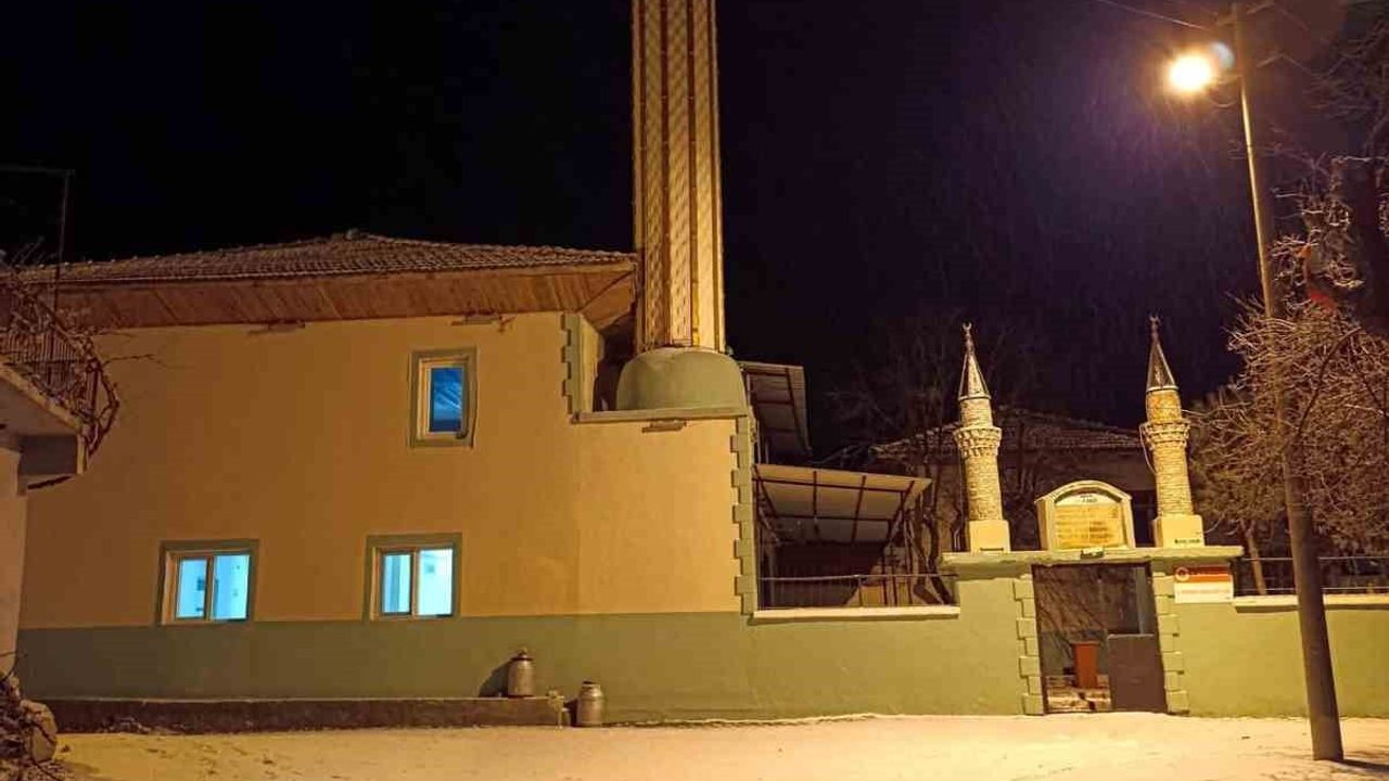 Selendi'ye Mevsimin İlk Karı Düştü