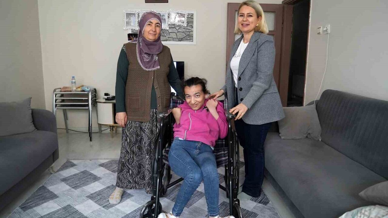 Serebral Palsi Hastası Tuğba Ateş’e Tekerlekli Sandalye Hediye Edildi