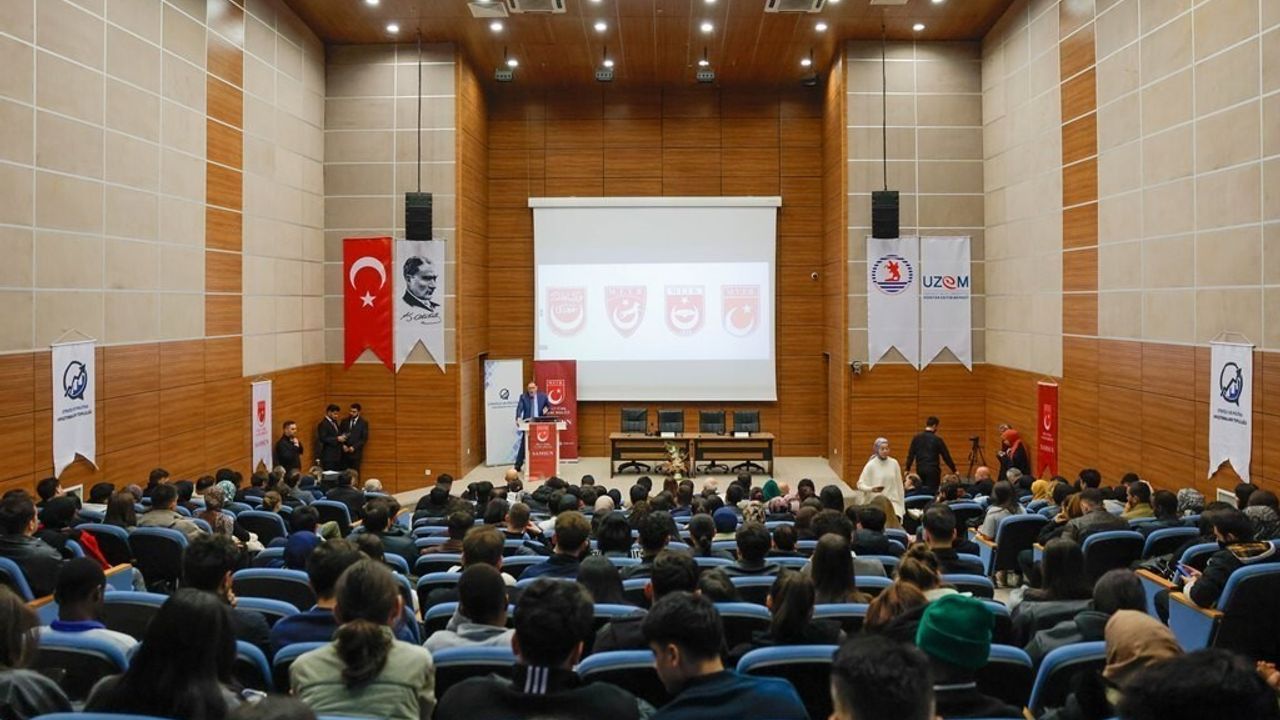 Şeref Malkoç: Türkiye'nin Yeni ve Sivil Anayasaya İhtiyacı Var