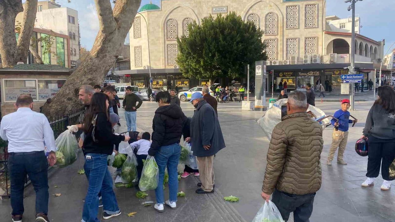 Serik'te Çiftçiden Tepki: 200 Marul Ücretsiz Dağıtıldı