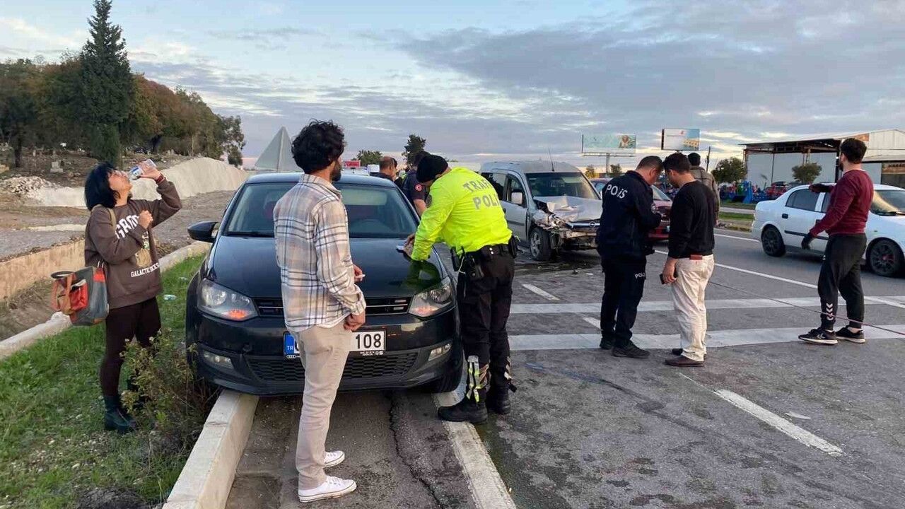 Serik'te D-400'de Park Halindeki Otomobile Hafif Ticari Araç Çarptı — 2 Yaralı