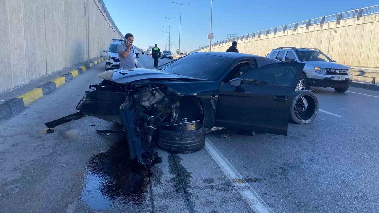 Serik'te Porsche önce araca sonra alt geçide çarptı: 1 ağır yaralı