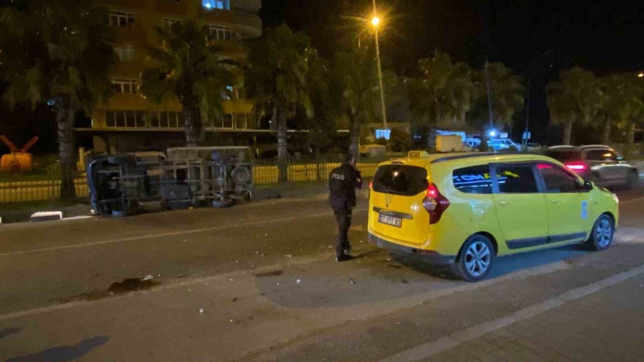 Serik'te Taksi-Kamyonet Çarpıştı: 2 Yaralı