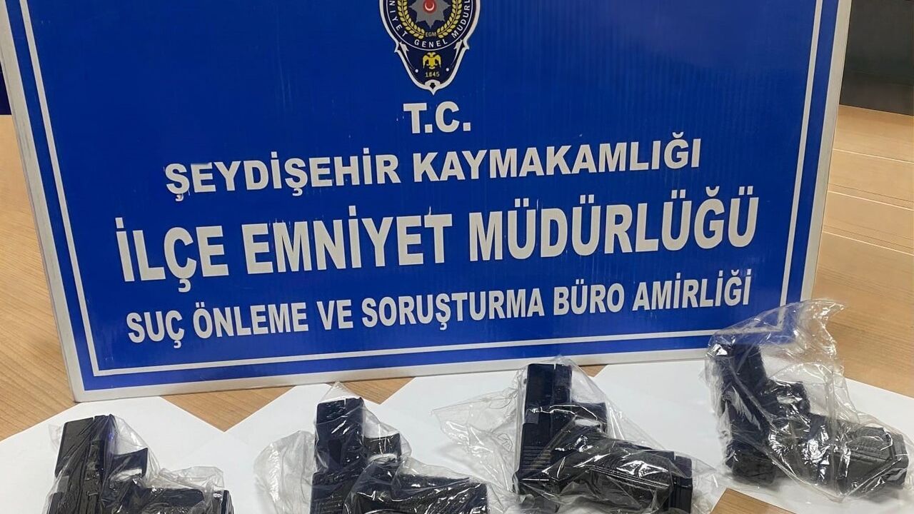 Seydişehir'de Polis Araçta 4 Ruhsatsız Tabanca Ele Geçirdi