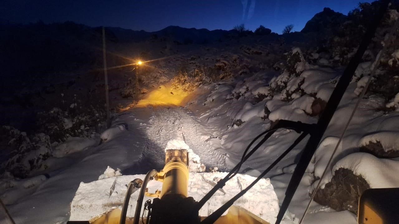 Siirt Pervari'de Kar Yağışı: Solunum Hastası ve 10 Kişilik Minibüs Kurtarıldı