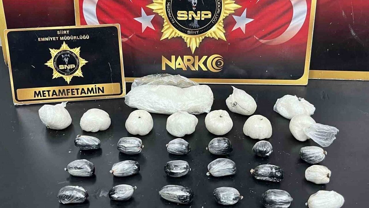 Siirt'te 3'ü Kadın 4 Yabancı Uyruklunun Midesinden 1 Kilo Uyuşturucu Çıktı