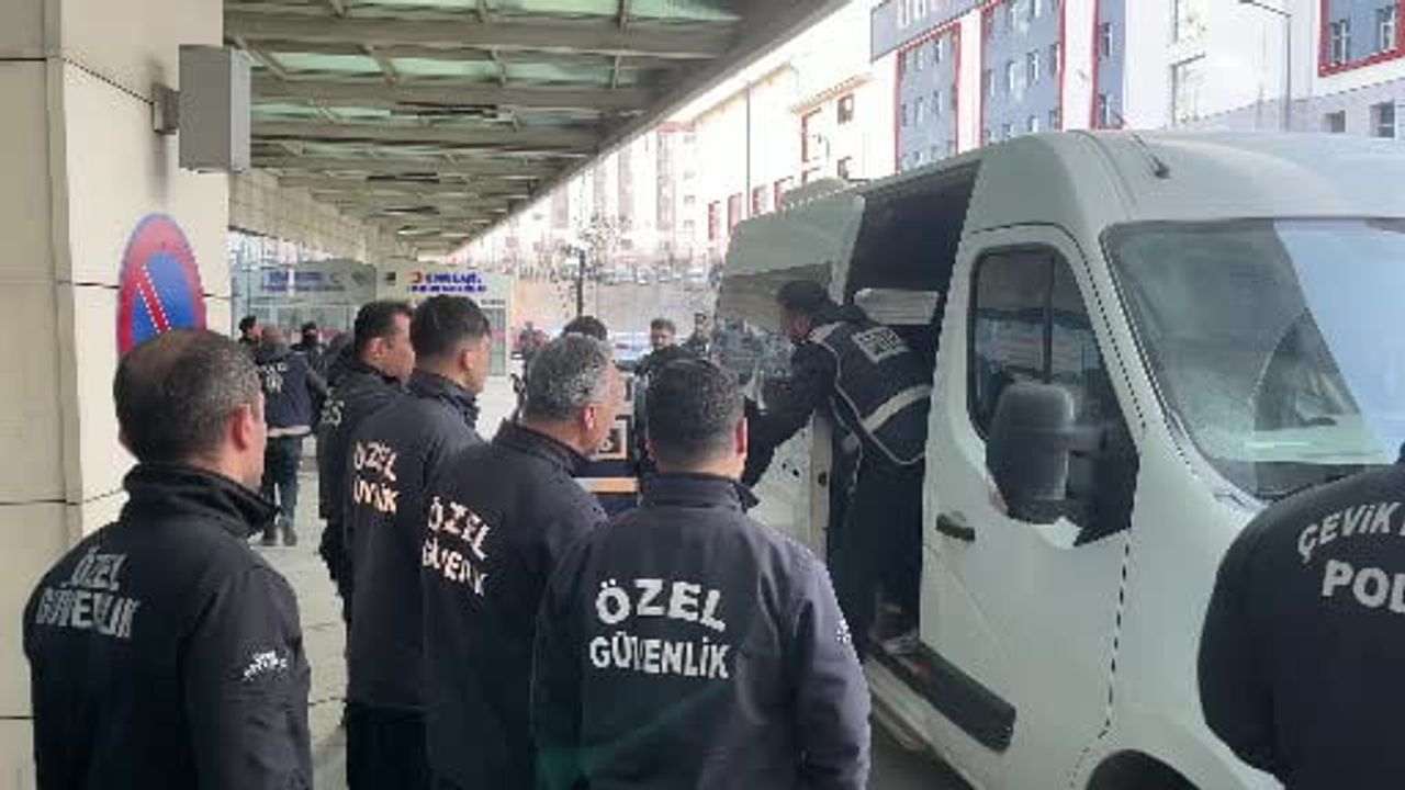 Siirt'te 8'i Sağlık Çalışanı 30 Şüpheli 'Tahlil Değiştirme' İddiasıyla Adliyeye Sevk Edildi