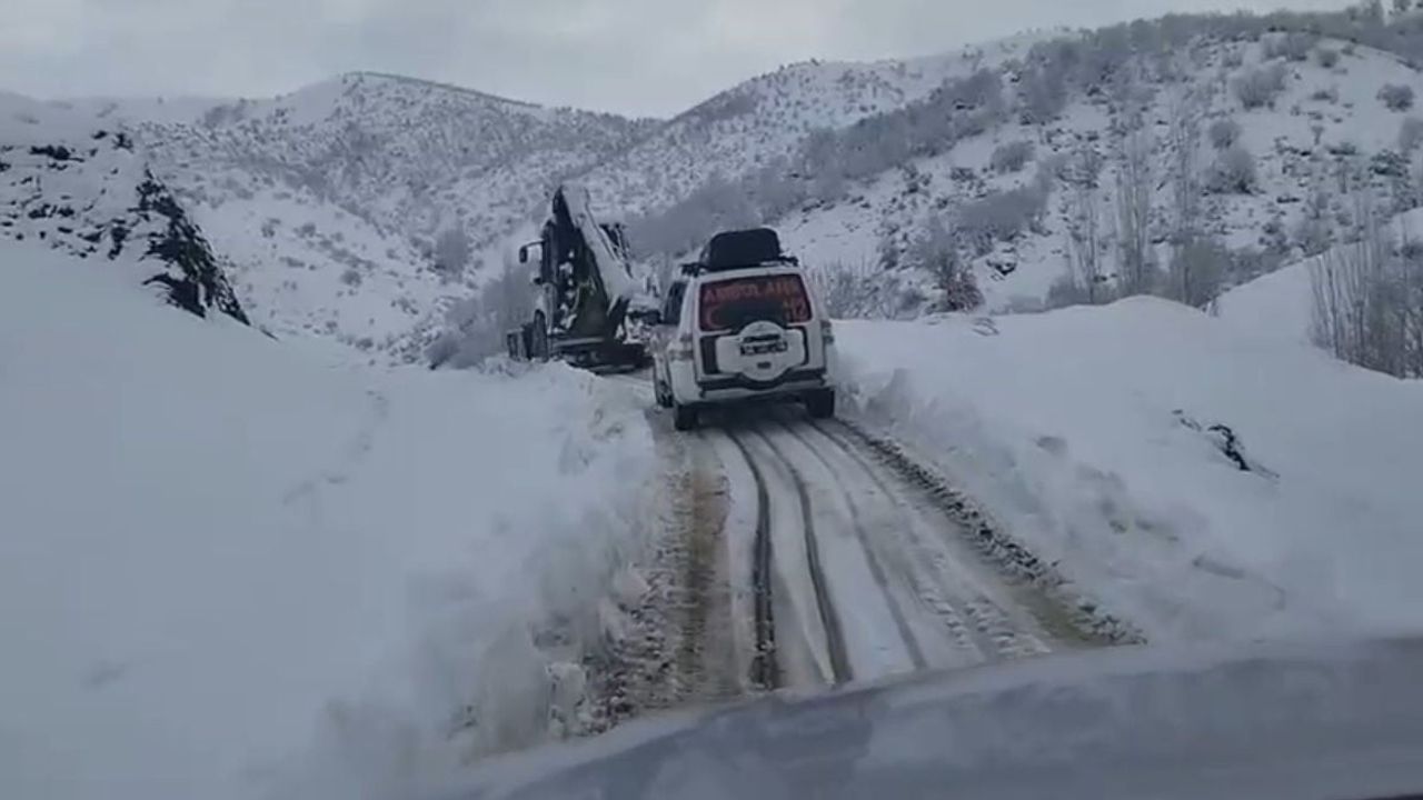 Siirt'te İç Kanama Geçiren Kadın, Karla Mücadeleyle Hastaneye Yetiştirildi