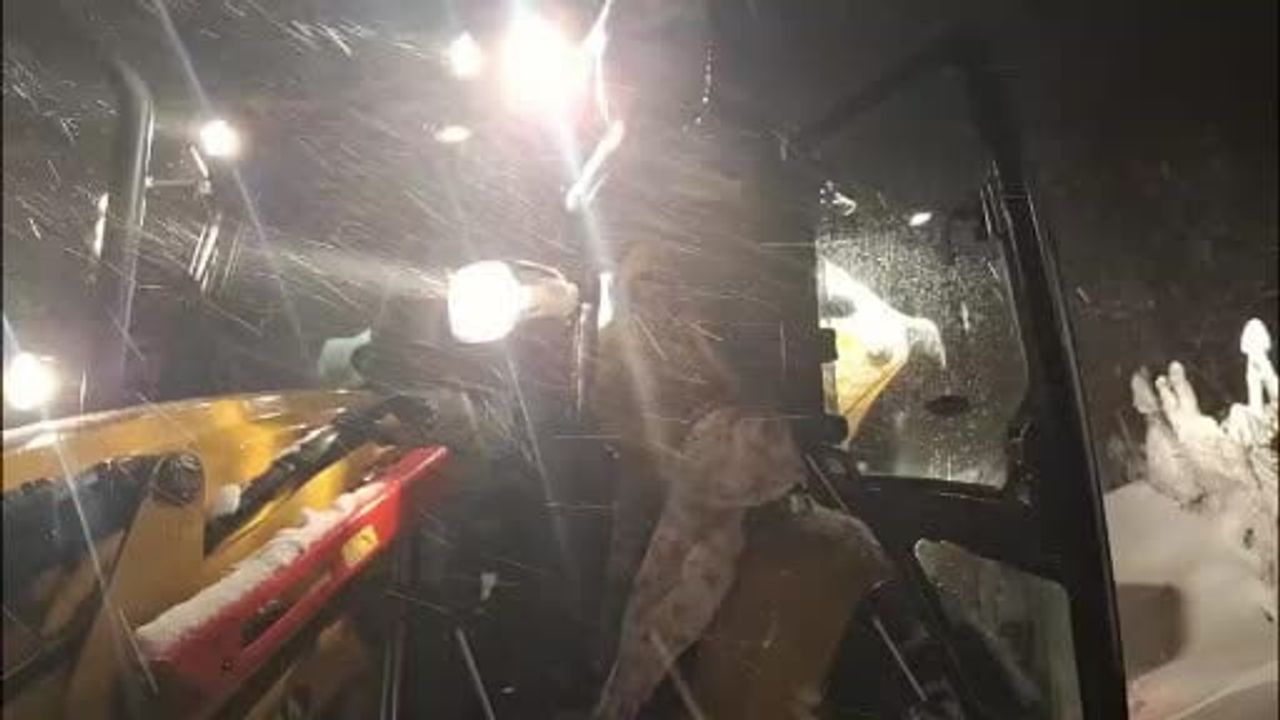 Siirt'te kardan kapanan köyde 8 yaşındaki çocuğun imdadına ekipler yetişti