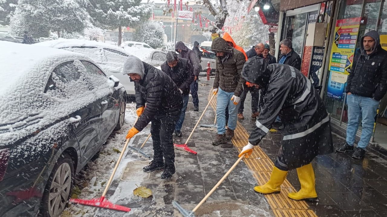 Siirt'te Karla Mücadele: Belediye Ekipleri 7/24 Sahada