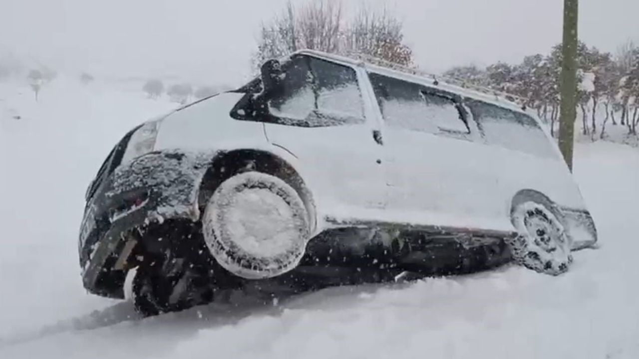 Siirt'te Mahsur Kalan Araç ve Ambulans Kurtarıldı