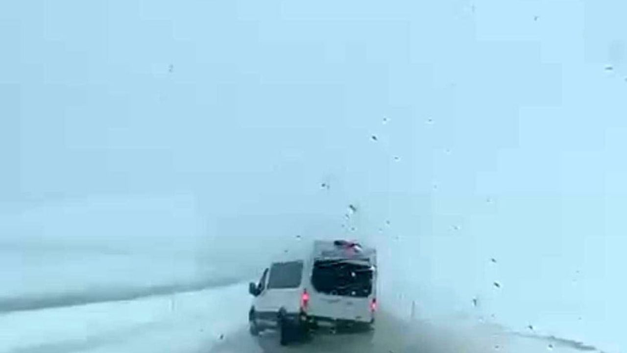 Siirt'te Minibüs Kıl Payı Atlattı: Kaza Anı Kamerada