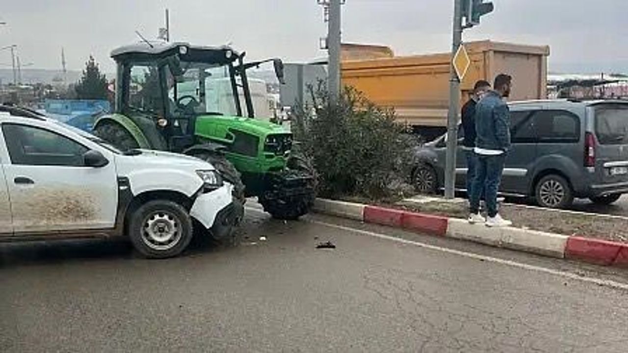 Siirt'te Traktör ile Otomobil Çarpıştı: Yaralanma Yok, Maddi Hasar
