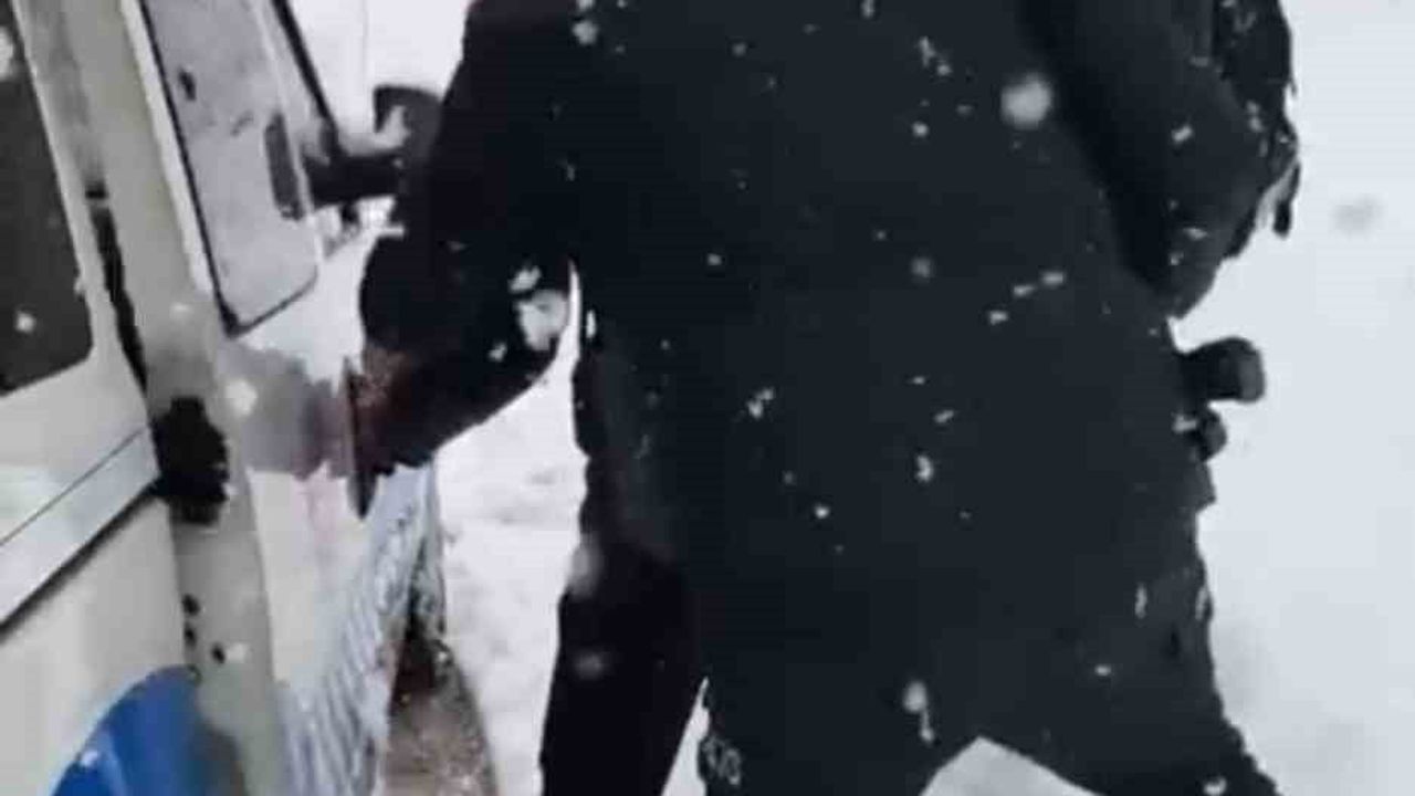 Siirt'te Yoğun Kar: Emniyet Ekipleri Öğrencileri Evlerine Ulaştırdı